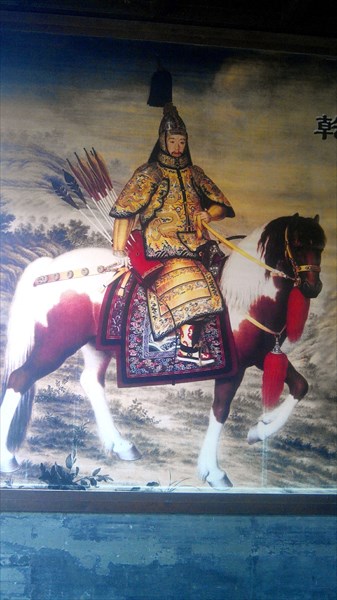 На передней лошади едет император